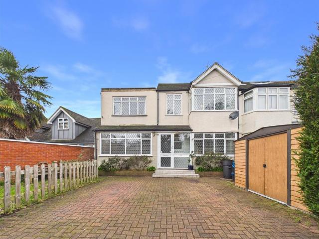 House for rent in Whitton, Greater London