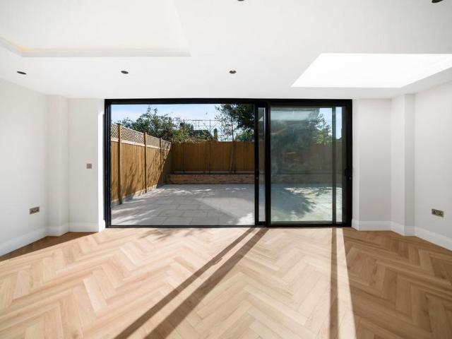 House for rent in London Borough of Merton, Raynes Park