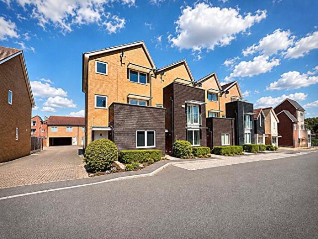 Apartment for rent in Oxley Park, Shenley Church End