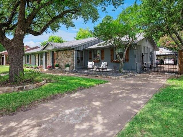 House for sale in Farmers Branch, Texas
