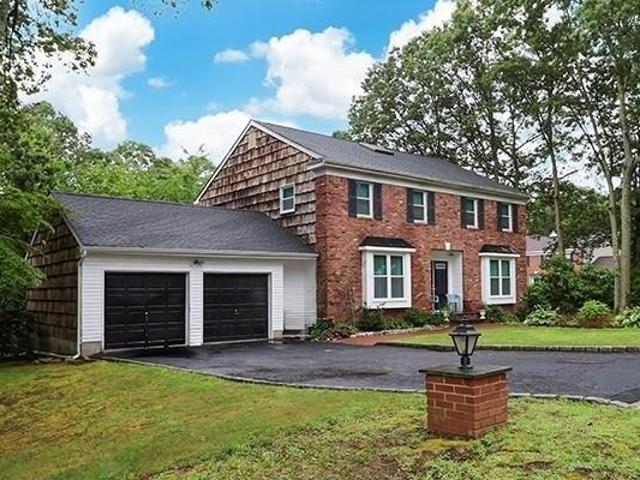 House for sale in Farmingville