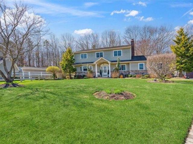 House for sale in Farmingville