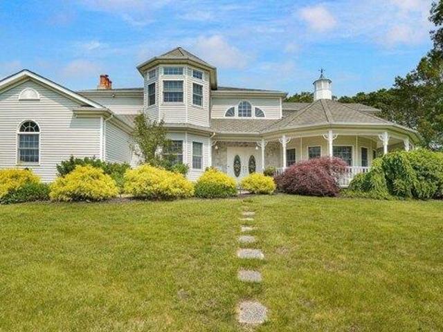 House for sale in Farmingville