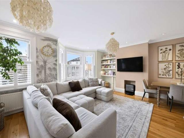 Flat for sale in London Borough of Wandsworth, Greater London