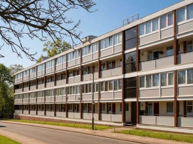 Flat for sale in Roehampton, Greater London