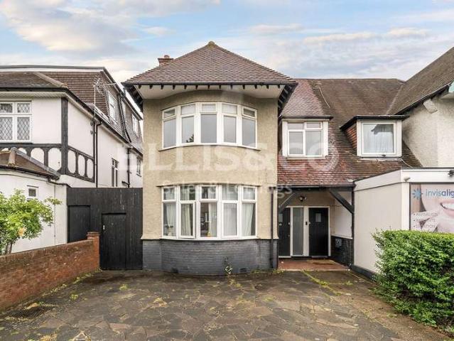 Flat for sale in The Hale, Mill Hill