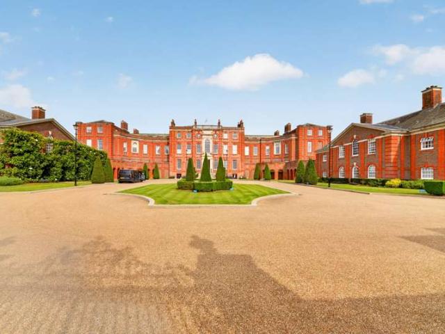 Flat for sale in Roehampton, Greater London