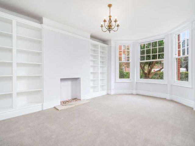 Flat for sale in London Borough of Hounslow, Strand