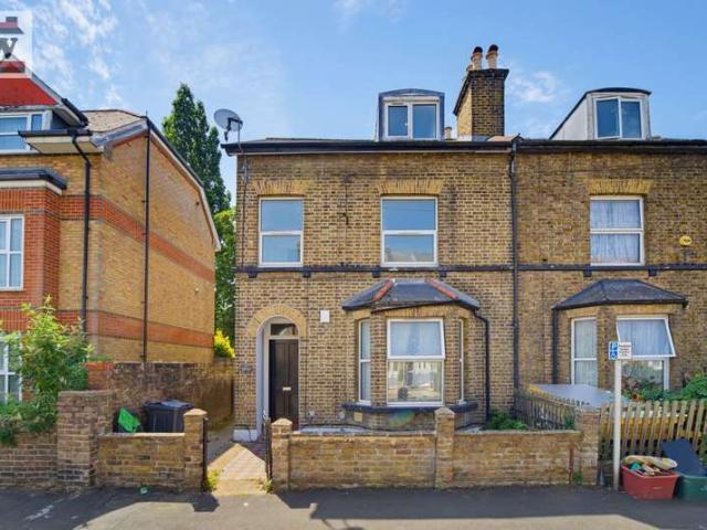 Flat for sale in London Borough of Hounslow, Greater London