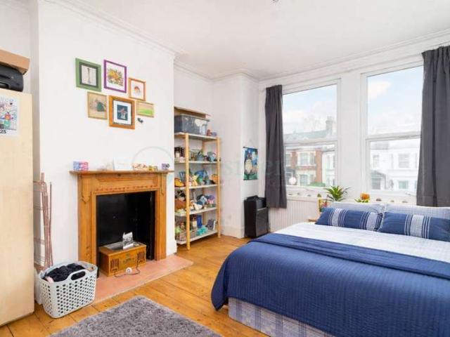 Flat for sale in Earlsfield, Greater London