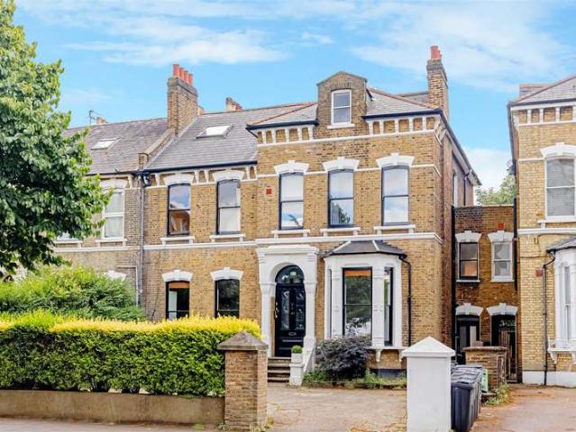Flat for sale in Stamford Hill, Greater London