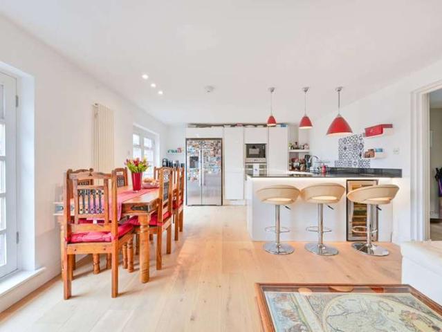 Flat for sale in Chiswick, London Borough of Ealing