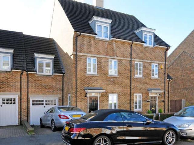 Maisonette for sale in Little Stanmore, Greater London