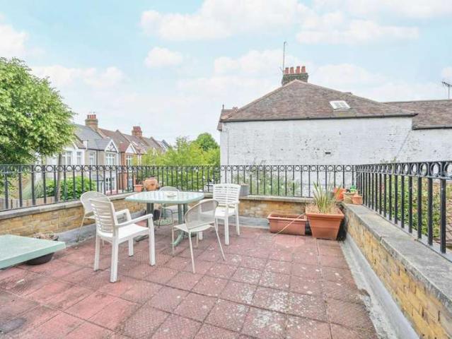 Flat for sale in Shepherd's Bush, Shepherd's Bush