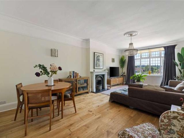 Flat for sale in Fole, Surrey