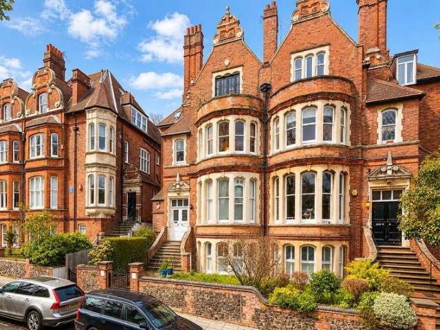 Flat for sale in West Hampstead, Greater London