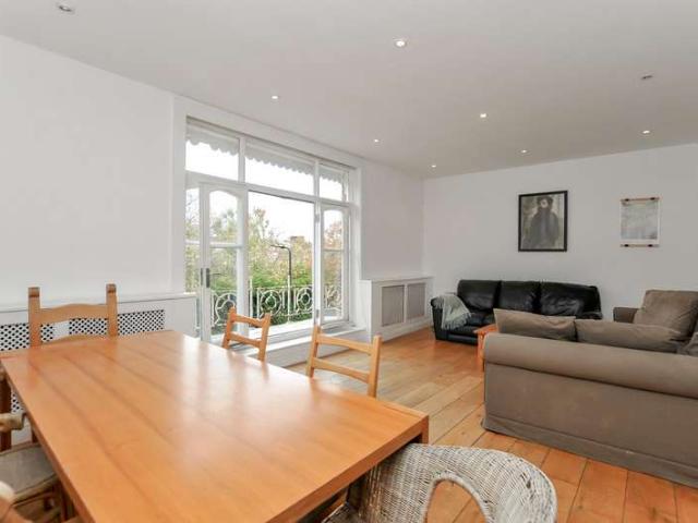 Flat for sale in Stamford Hill, Greater London