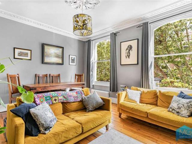 Flat for sale in Highbury, Greater London