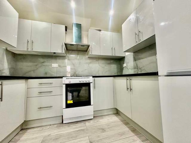 Flat for rent in Loxford, Seven Kings