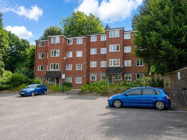 Flat for rent in Perryfields, West Sussex