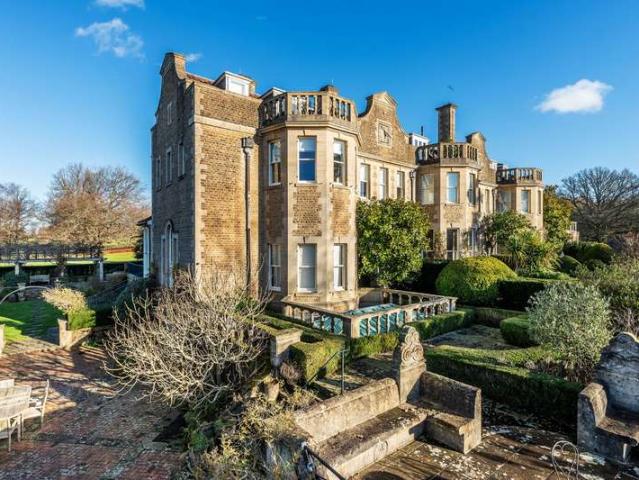 Flat for sale in Holloway Hill, Waverley