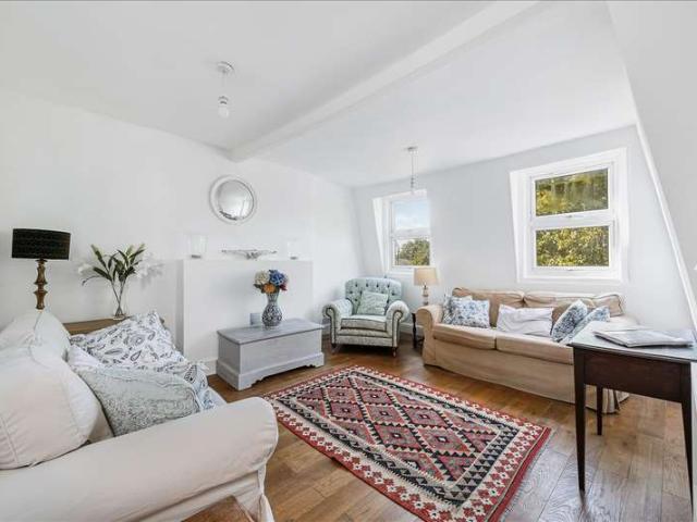 Flat for sale in Shepherd's Bush, Greater London