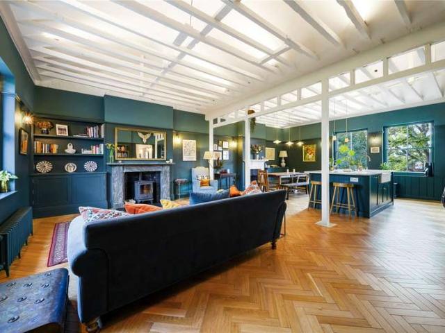 Flat for sale in Highbury, Greater London