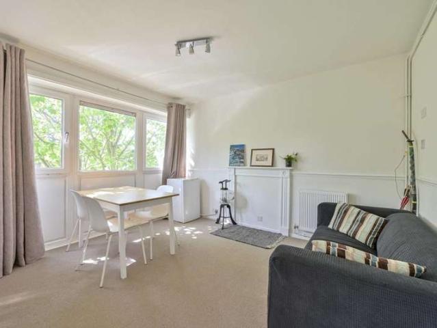 Flat for sale in Roehampton