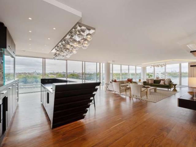 Flat for sale in Battersea, Greater London