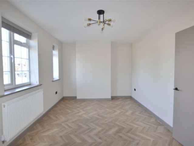 Flat for rent in Hook, Greater London