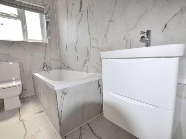 Flat for rent in Hook, Greater London