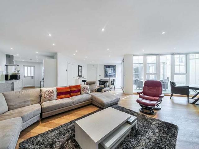Flat for sale in Sands End, Fulham