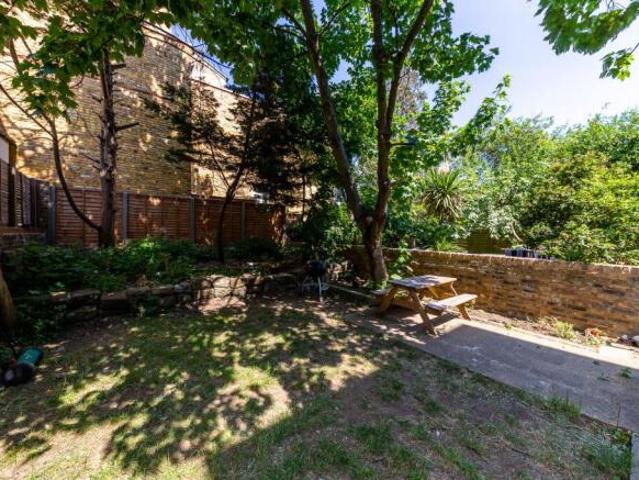 Flat for rent in Cat Hill