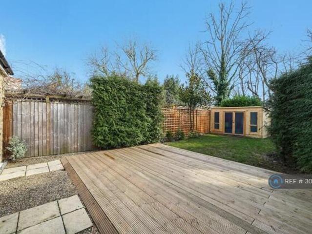 Flat for rent in Cat Hill, England
