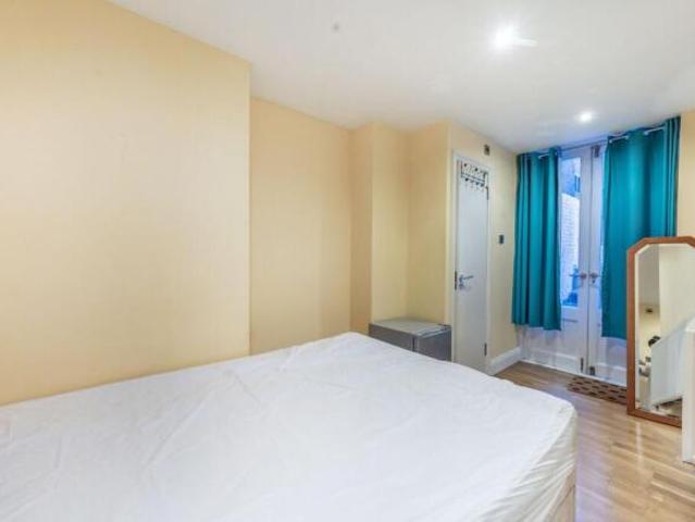 Flat for rent in Cat Hill