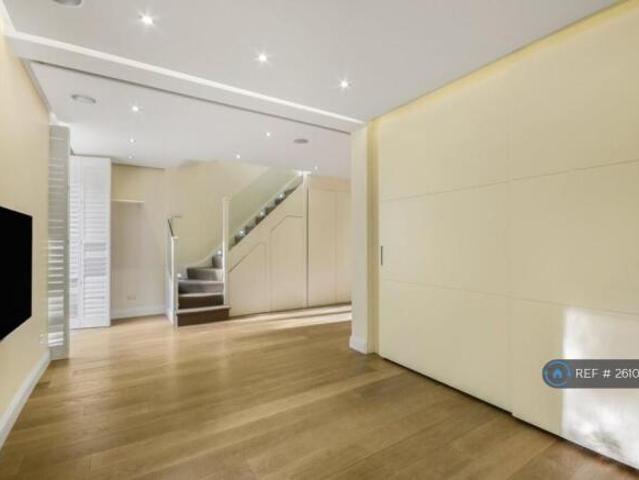 Flat for rent in Cat Hill, England