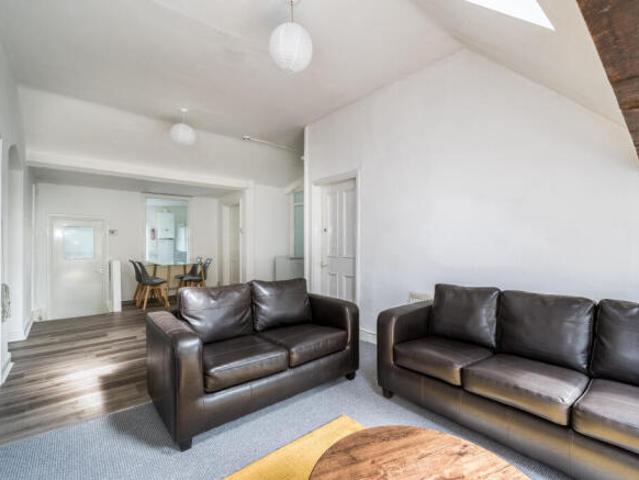 Flat for rent in South Lane, West Yorkshire
