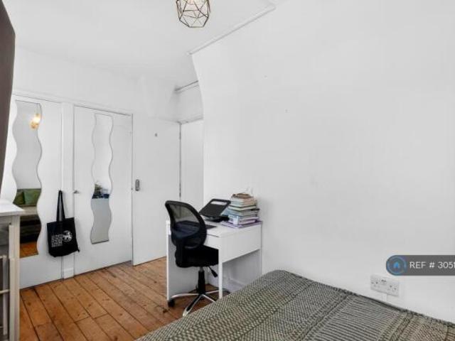 Flat for rent in Cat Hill, England