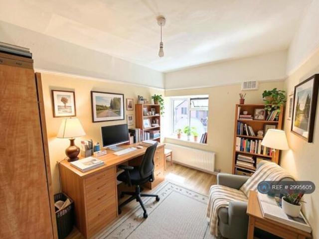 Flat for rent in Cat Hill, England
