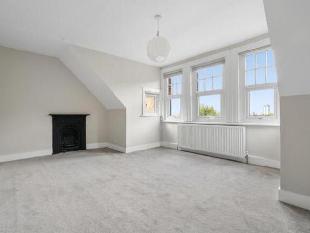 Flat for rent in Cat Hill, England