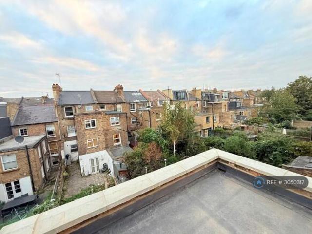 Flat for rent in Cat Hill, England