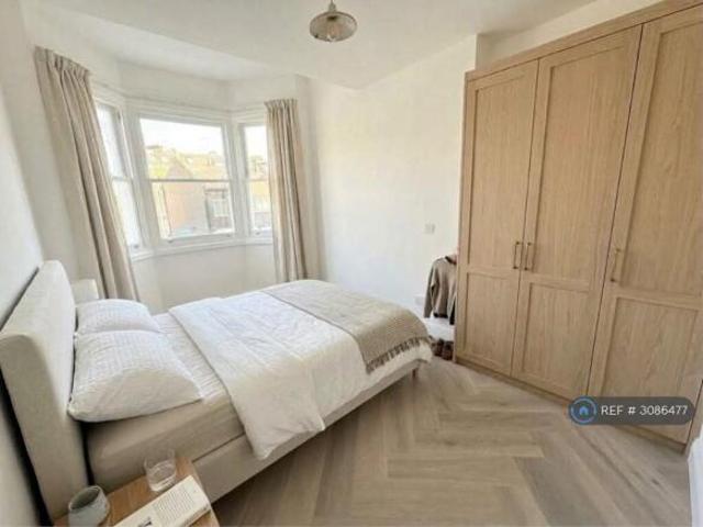 Flat for rent in Cat Hill, England