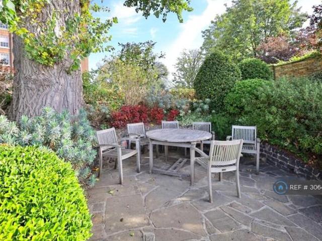 Flat for rent in Cat Hill, England