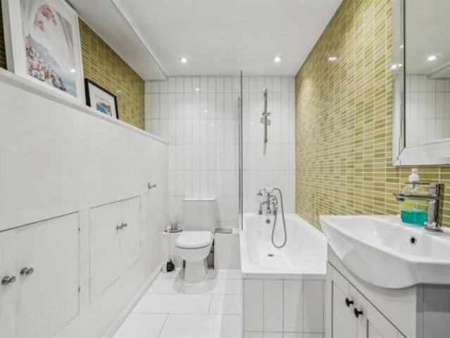 Flat for rent in London Borough of Hounslow, Strand