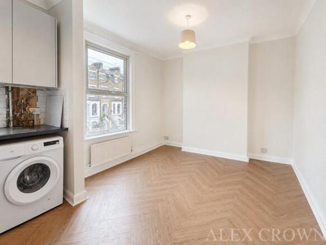 Flat for rent in Acton, Greater London