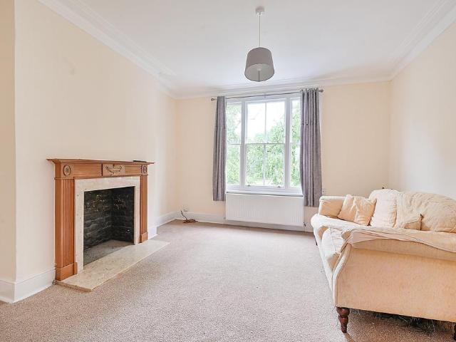 Flat for sale in Mortlake, Greater London