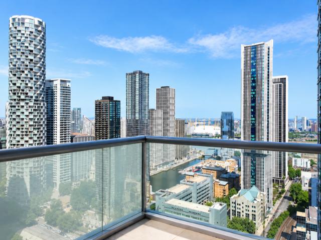 Flat for sale in Isle Of Dogs, Greater London