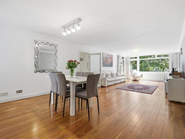 Flat for sale in Snaresbrook, Greater London