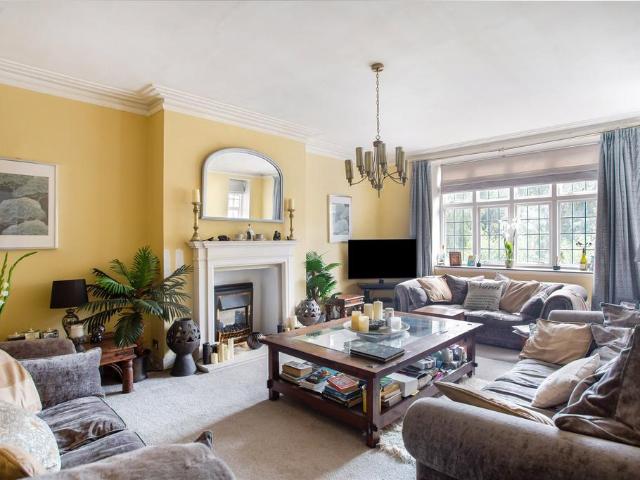 Flat for sale in Roehampton, Greater London