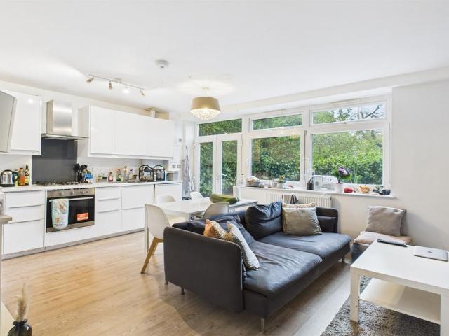 Flat for sale in Southfields, Greater London